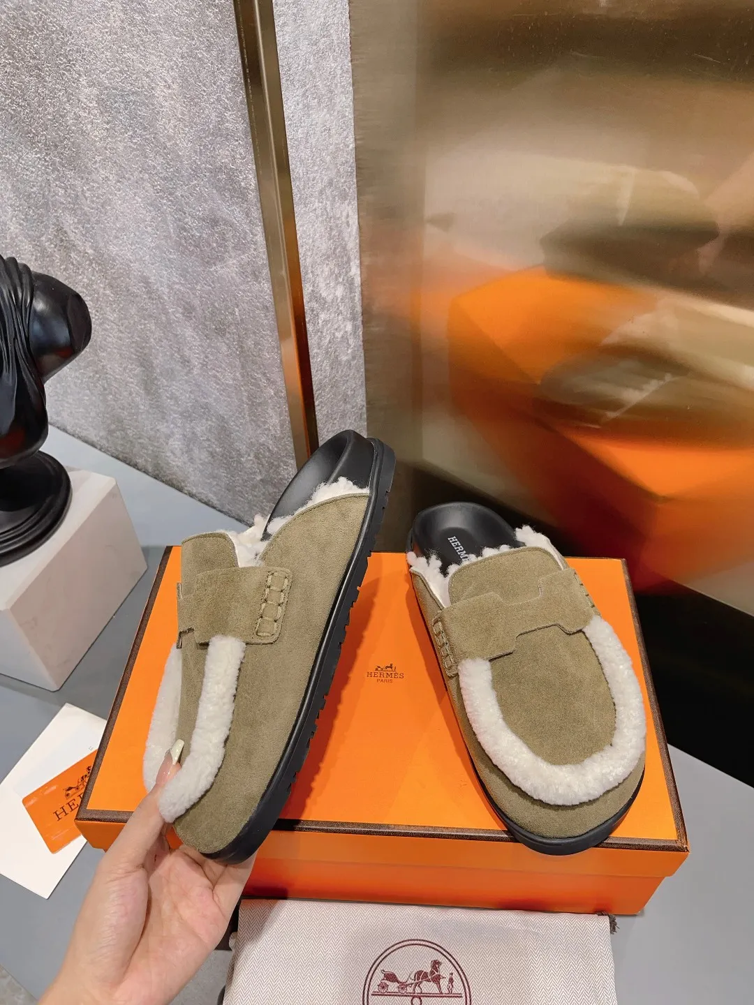 [H Family Hermès] P: 520💰 Size: Male 39-44 (45 customized) Female 35-40 (41 customized) HERMES Hermès top luxury version HERMES Hermès cute half-drag.  Jindian’s family language design! It looks good no matter how you match it! Casual and high-end feeling. The comfort is also great. Paired with various colorful socks, it gives a trendy and high-end feeling. The top version of real wool is high quality. ●Upper: imported cow suede. ●Inner: imported sheepskin. ●Foot pads: imported mixed sheepskin.